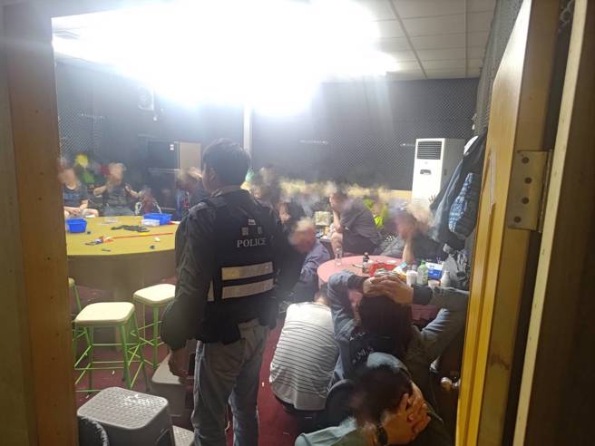 警方击破铁门衝入将在场人全数控制，现场查获洪姓负责人、工作人员等4人及赌客等41人。（图／警方提供）