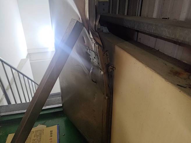 警方击破铁门衝入将在场人全数控制，现场查获洪姓负责人、工作人员等4人及赌客等41人。（图／警方提供）