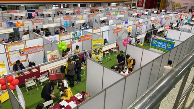 建國科技大學25日舉辦校園徵才活動，總計有56家企業參與，提供上萬個以上職缺。（建國科技大學提供／孫英哲彰化傳真）