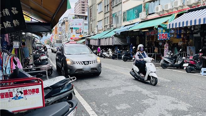 台东市正气路中央市场路段并排临停乱象频上演。（萧嘉蕙摄）
