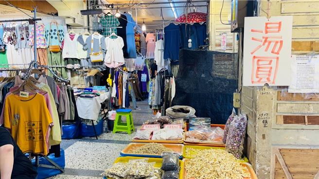 中央市场商家长期占用骑楼，人行空间狭窄。（萧嘉蕙摄）