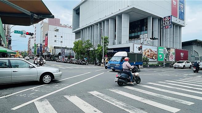 民眾提议正气路中央市场路段实施车辆管制，纾解交通壅塞。（萧嘉蕙摄）