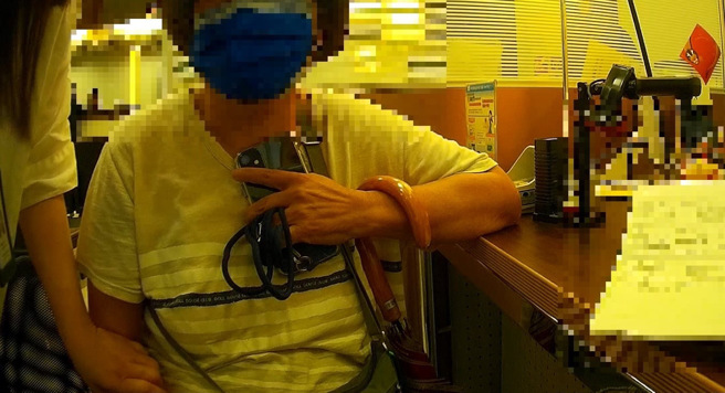 台北市1名71岁方姓妇人，日前接获1名20年老友出口向她借款，方女不疑有他竟到银行匯款700万，所幸行员机警，通知警方到场协助，并请方女丈夫到场及时阻诈。（翻摄画面）