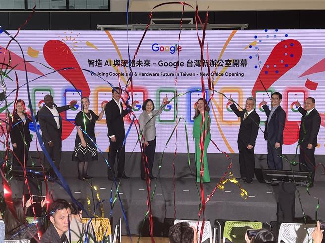 Google在台灣第2棟硬體研發辦公大樓正式啟用，總統蔡英文（左五）、行政院長陳建仁（右三）、副總統當選人蕭美琴（左一）、新北市長侯友宜（右一）等人出席祝賀。（王揚傑攝）