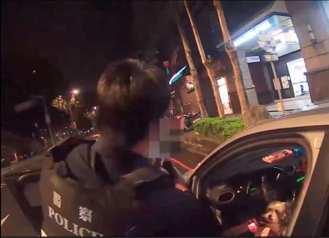 土城警方攔查可疑車輛，發現女駕駛皮包內有一包毒品，立即將人逮捕。（翻攝畫面）