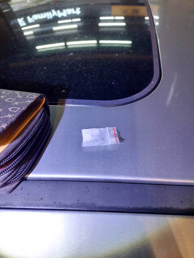 土城警方攔查可疑車輛，發現女駕駛皮包內有一包毒品，立即將人逮捕。（翻攝畫面）