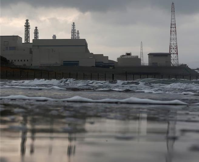 自海邊拍攝的新潟柏崎刈羽核電廠（圖／路透社）