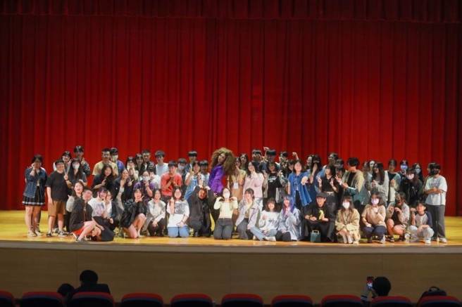 薔薇江威成日前在國立暨南大學學生議會的邀請下，以「綻放百變的薔薇」為題，進行了一場爆滿人潮的性平教育講座。(照片/國立暨南大學提供)