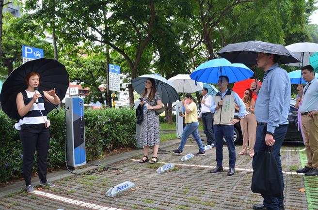市府向外賓介紹台南智慧停車格。（圖／台南市交通局）