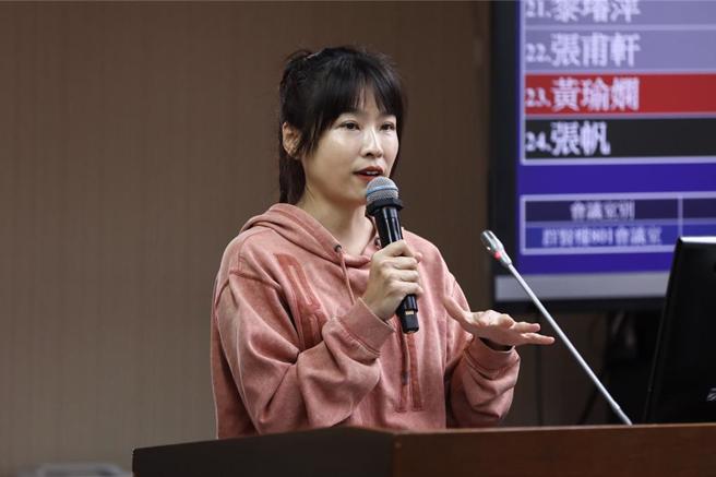 立法院卫环委员会日前举行「人工生殖法条文修正草案」公听会，艺人黄瑜娴（小娴） 出席发言。（陈菁徽立委办公室提供）