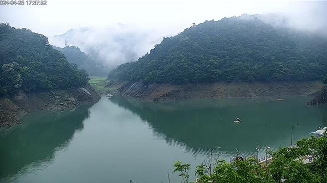鋒面帶來多日降雨，挹注桃園石門水庫。（翻攝自石門水庫即時影像）