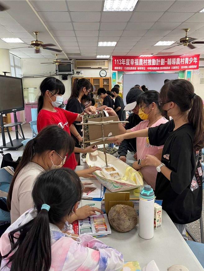 云林县政府推广溼地生态教育，规画「海口造废船」体验课程，让学生们透过自发清理海漂垃圾与回收废弃物素材再利用，打造特色船只，25日县府表示此课程可培养孩子对自然环境的理解、对科学的兴趣，体验云林特色所在。（云林县政府提供／张朝欣云林传真）