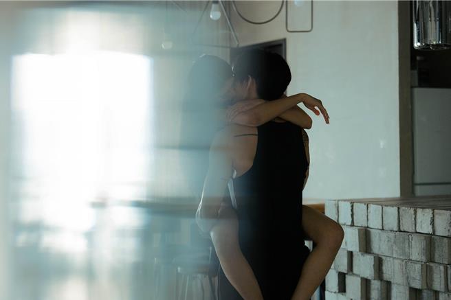 KIRE半祼拍摄〈don’t stop〉MV。（The Kid Who Flew 翼有限公司提供）