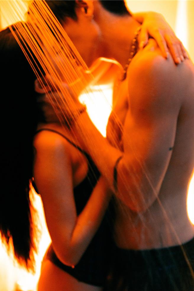 KIRE半祼拍摄〈don’t stop〉MV。（The Kid Who Flew 翼有限公司提供）