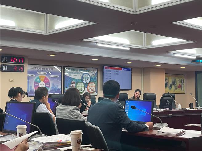 台北市财政局、主计处等25日赴议会财政建设委员会工作报告。（刘彦宜摄）