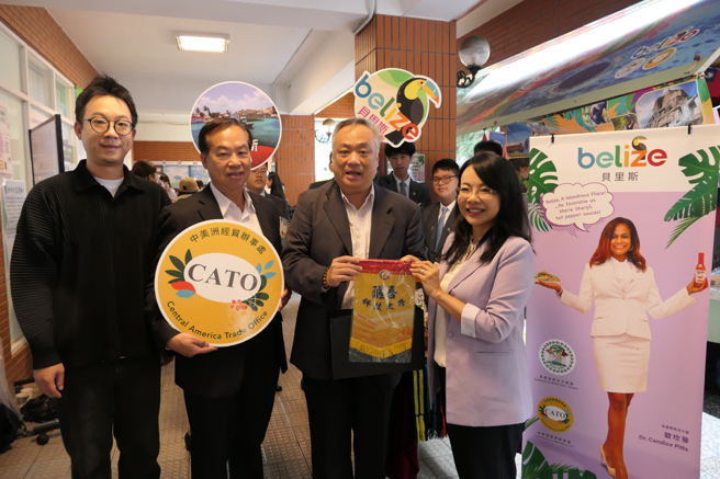 中美洲經貿辦事處主任徐韶慧(右起)、醒吾科大旅運系主任黃明一、萬鈞旅行社許力曄資深副總經理及醒吾科大課外活動暨服務學習組組長張淳菡，為活動展開序幕。(照片/醒吾科技大學提供)