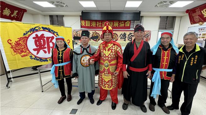 台南鹿耳社区理事长蔡登进（右一）今率团邀请金门后丰港社区乡亲与洪氏宗亲前往参加「台南400-郑成功传奇」活动，金门县文化局长吕坤和（左三）与后丰港社区总干事洪振益（左二）等人粉墨登场宣示「成功航向台南鹿耳门」。（于家麒摄）