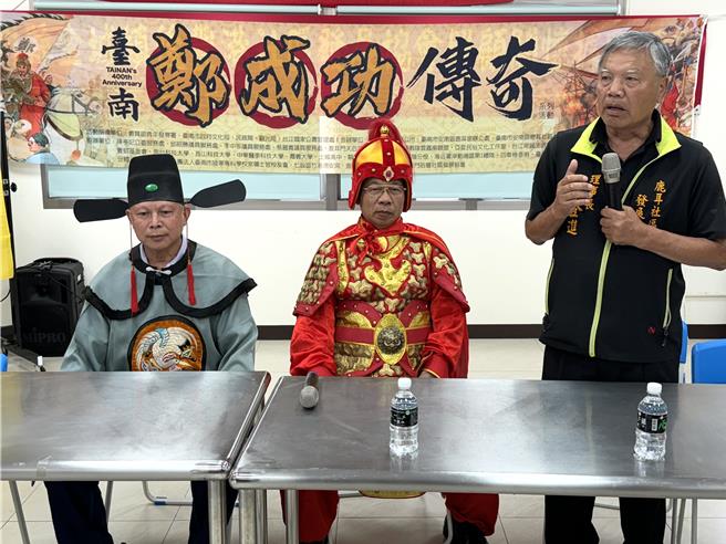 台南鹿耳社区发展协会理事长蔡登进（右）特别选在4月25日当年郑成功誓师东进台湾的这一天，前来金门邀请后丰港社区乡亲与洪氏宗亲共同前往庆祝「台南400－郑成功传奇」活动。（于家麒摄）