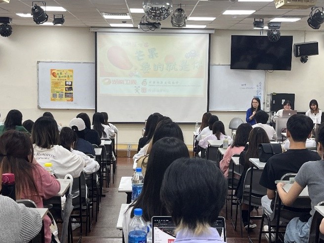 担任主讲人的中华两岸文经协会王雅芬秘书长。(摄/刘安婕)