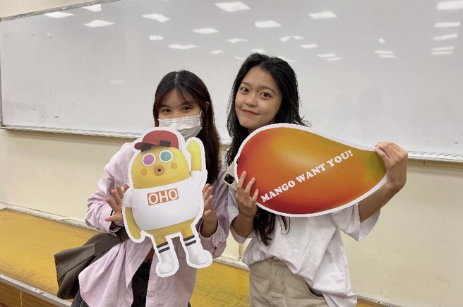 广电系大三生陈姳亘同学(左)以及广电系大四生谢柠暄同学(右)合影。(摄/廖忻欣)