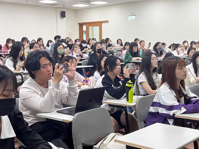 活动现场座无虚席，百余名来自广电系、新闻系、口传系、传管系等大一至大四的学生到场聆听。(摄/刘安婕)