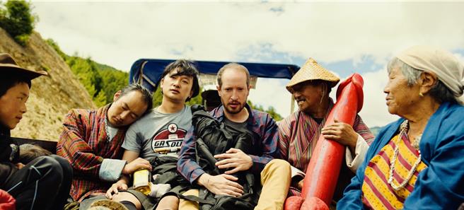 不丹导演巴沃邱寧多杰执导新片《不丹没有枪》，片中惊见「巨型阳具」。（海鹏提供）