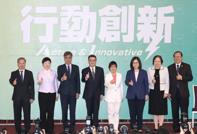 准阁揆卓荣泰（左四）23日公布第五波内阁人事，包括财政部长庄翠云（左二）、农业部长陈骏季（左三）、侨委会委员长徐佳青（右四）、海委会主委管碧玲（右三）、人事行政总处人事长苏俊荣（右），主计总处主计长陈淑姿（右二）。（资料照片/郭吉铨摄）