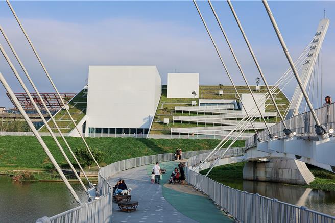 儿童美术馆试营运以来人潮络绎不绝，吸引6万人次参观，议员认为对提升整体文化及儿童美术水准有很大帮助。（文化局提供／蔡依珍桃园传真）