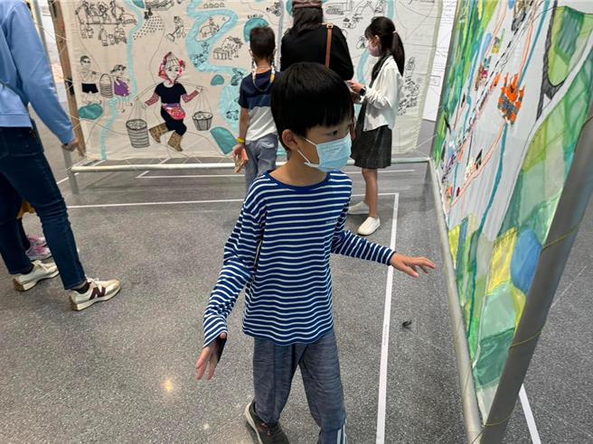 儿美馆假日人潮爆量，候位要等逾200号，进去更是每样都要等，民眾抱怨影响参观品质与体验。（民眾提供／蔡依珍桃园传真）