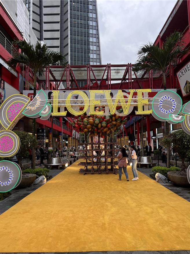 Loewe为Paula's Ibiza活动，在台湾打造了一场别开生面的夜市文化活动。（黄唯淯摄）