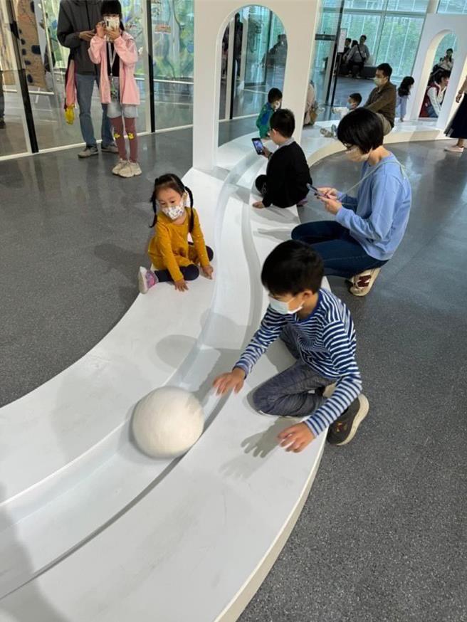 儿美馆假日人潮爆量，候位要等逾200号，进去更是每样都要等，民眾抱怨影响参观品质与体验。（民眾提供／蔡依珍桃园传真）