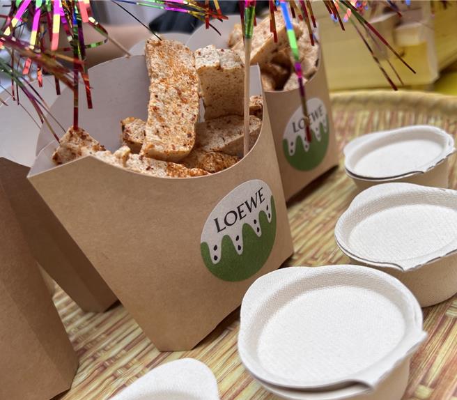 以薯条形式呈现的臭豆腐，提供西班牙美乃滋沾酱与辣粉两种不同口味。(黄唯淯摄)