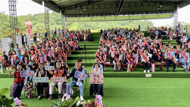 宜兰县政府今（24日）上午10时在苏澳镇武荖坑风景区，举办「模范劳工表扬大会」。（吴佩蓉摄）