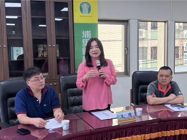 立委马文君（中）认为，近千名老农趁农閒做点生意，未撤销工商登记被退保，将要求中央从宽处理，让他们补正后保有农保资格。（杨静茹摄）