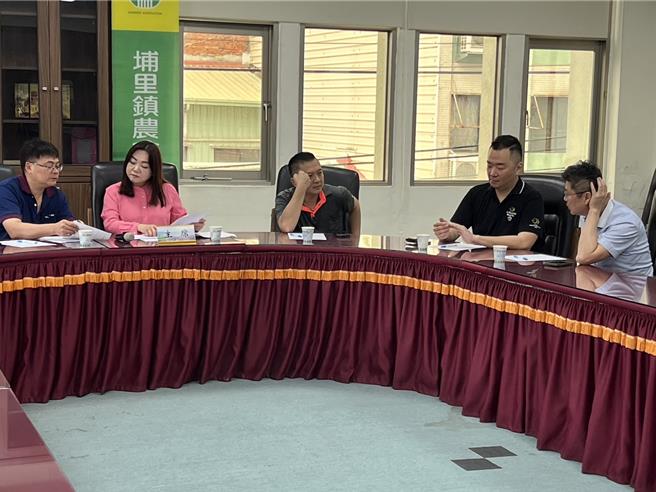 南投13乡镇市农会总干事向立委马文君陈情，指千名65岁以上老农在保期间，未撤销工商登记丧失农保资格，盼中央放宽让他们保有农保。（杨静茹摄）