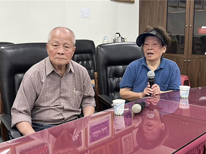 85岁陈太太加入农保逾35年，曾开店帮忙修改衣物未撤销工商登记，被农业部认定不符农保资格退保，她伤心欲绝，其丈夫则感到内疚。（杨静茹摄）