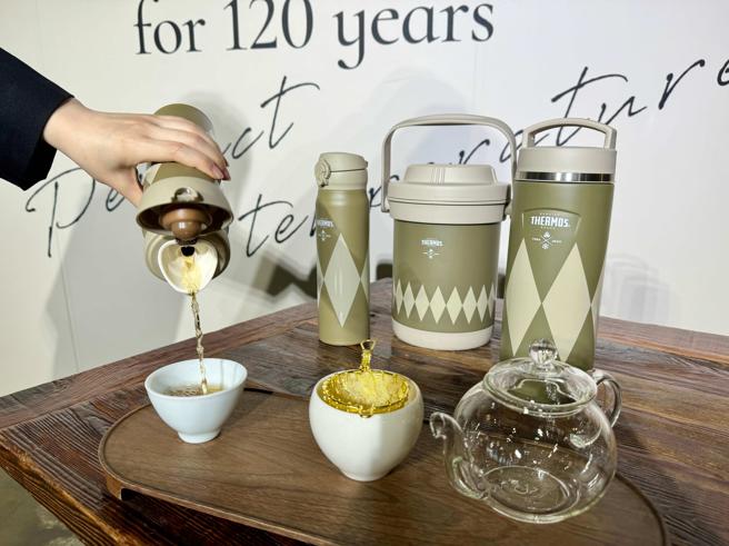 THERMOS膳魔師與永心鳳茶微風信義店跨界合作，內用可以膳魔師的保溫瓶盛裝茶飲。（古明弘攝）