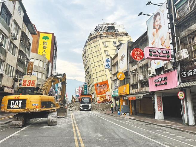 鄭文燦跨部會召開「0403地震災後復原重建方案 」研商會議，指示弱層補強補助由原先每件最高450萬元提高至1500萬元，以不超過總經費85％為限。（資料照片／羅亦晽攝）