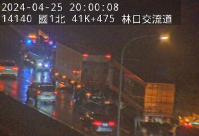 今25日晚間19時許，國道1號南下41.7公里處林口交流道發生一起交通事故。（翻攝畫面）