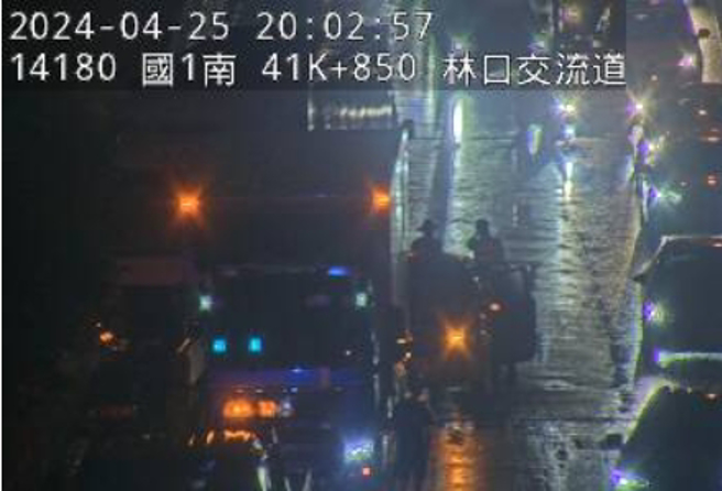 今25日晚間19時許，國道1號南下41.7公里處林口交流道發生一起交通事故。（翻攝畫面）