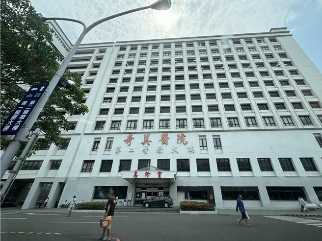 台南一名5旬男子本月初持剪刀截断自己的阴茎还剥下包皮，经奇美医院整形外科主治医师许翰平抢救下，替男子救回命根子。图为奇美医院外观。(曹婷婷摄)