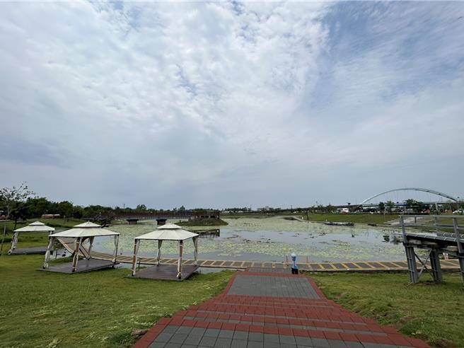 潮州鐵道園區打造蓄洪池後，不僅成功解決屏東縣潮州鎮水患問題，還因生態友善吸引候鳥駐留，有效結合環境教育與觀光發展。（謝佳潾攝）
