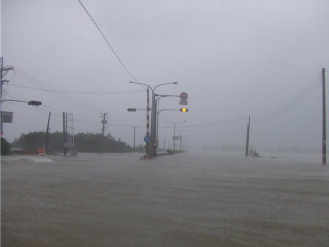 往年每逢鋒面來襲，屏東縣潮州鎮較低窪的光春里、永春里、富春里都會淹水，八八風災時更是水淹台1線。（屏東潮州鎮公所提供／謝佳潾屏東傳真）