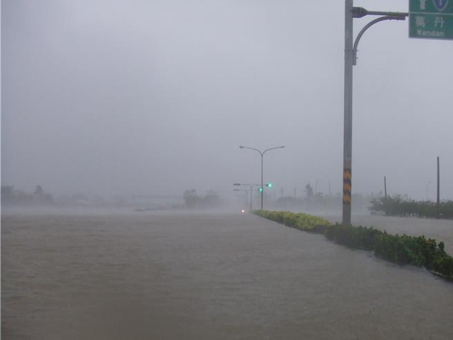 往年每逢鋒面來襲，屏東縣潮州鎮較低窪的光春里、永春里、富春里都會淹水，八八風災時更是水淹台1線。（屏東潮州鎮公所提供／謝佳潾屏東傳真）