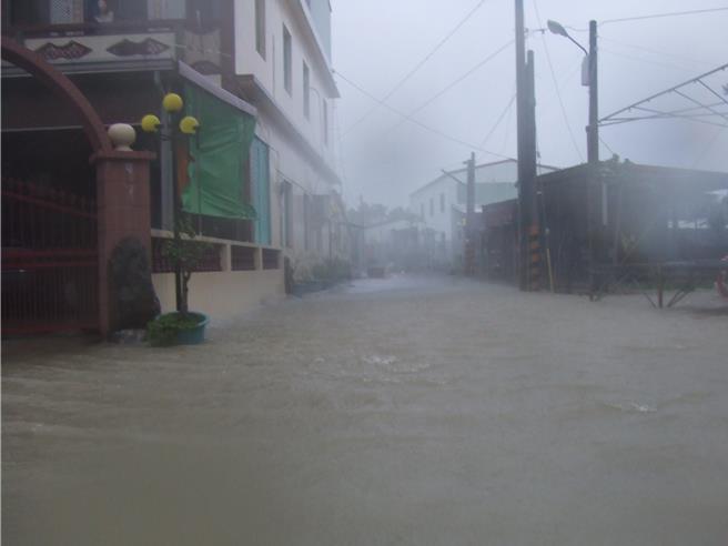 往年每逢鋒面來襲，屏東縣潮州鎮較低窪的光春里、永春里、富春里都會淹水，八八風災時更是水淹台1線。（屏東潮州鎮公所提供／謝佳潾屏東傳真）