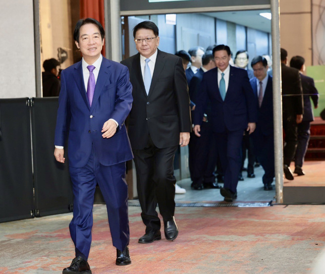 准总统赖清德（左前）25日在台大医院国际会议中心公布第6波人事，赖携新内阁成员准总统府秘书长潘孟安、准国安会秘书长吴钊燮、准外交部长林佳龙入会场。（郭吉铨摄）