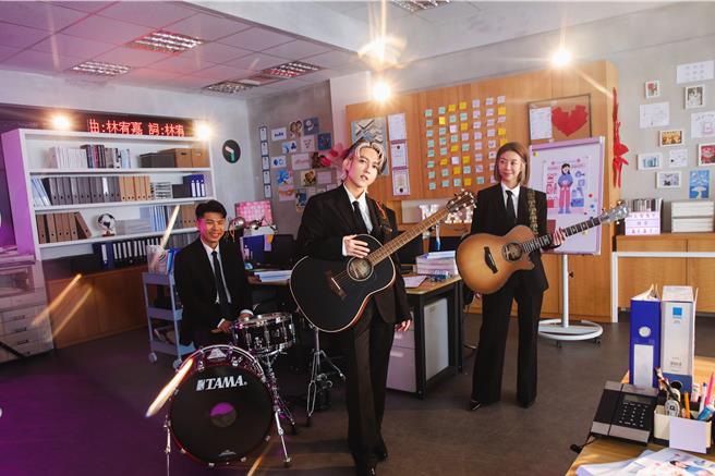 林宥嘉（中）推出新歌MV，替一位想求婚的男子打造浪漫求婚過程。（華研國際提供）