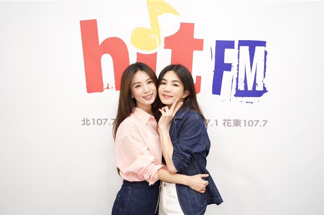 Ella（右）近日担纲主持电台期间限定节目，邀来田馥甄同台畅聊。（Hit Fm联播网提供）
