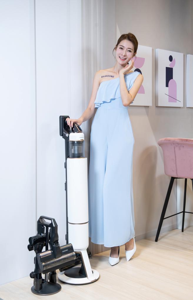 三星BESPOKE Jet無線變頻吸塵器搭載All-in-One旋風集塵充電座，將機身收納、清潔還有充電一體化。（三星提供／古明弘台北傳真）