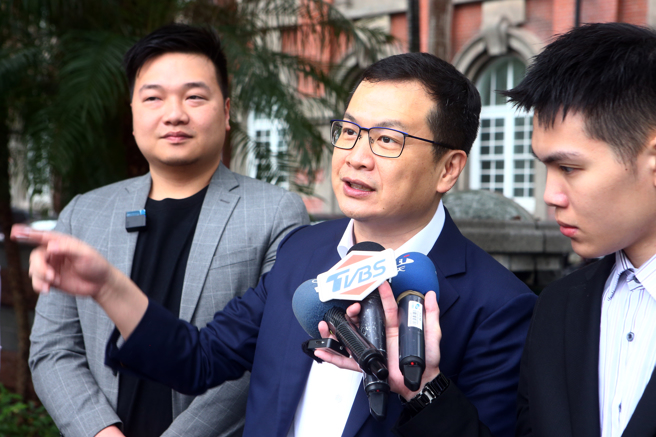 国民党立委罗智强（中）到监察院检举赖清德劳力士、赖皮寮申报不实。罗智强酸，苗博雅与民进党立委黄捷两个绿共在台湾搞阶级斗争，现在却火烧赖清德。（邓博仁摄）